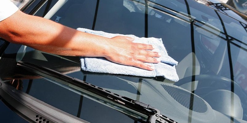 Hình 1: Cách vệ sinh kính chắn gió xe hơi bằng nước cốt chanh khá hiệu quả và sạch sẽ 